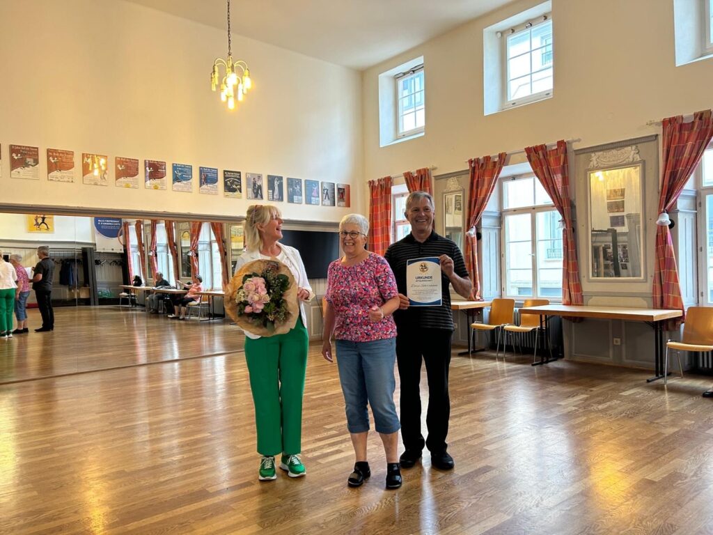 Der TSC feiert und ehrt Doris Schirrmann für ihr 25-jähriges Vereinsjubiläum! Vielen Dank, Doris, für deine Expertise, Energie und deinen Einsatz im Verein allgemein und vor allem als Trainerin der Tanz- und Gymnastikgruppe.