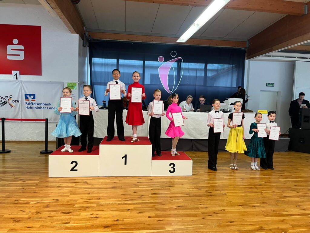 Erster Platz für Joel Sadiq Lechzer und Sophie Kuhn bei dem TBW-Nachwuchs-Trophy-Turnier in der Startgruppe Kin II D Std.