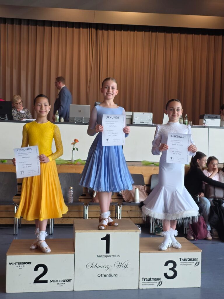 Am zweiten Tag des Frühlingsturniers sicherte sich Sophie Kuhn den 1. Platz in der Startklasse Solo Kinder I/II C Standard.